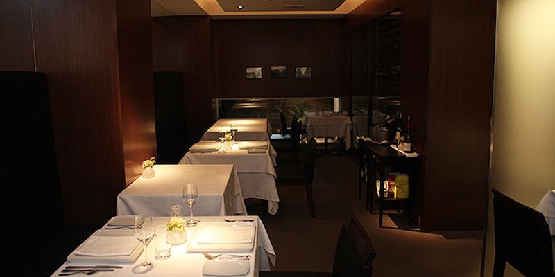 西宮・夙川のフレンチレストラン「ル ベナトン」　店内の様子